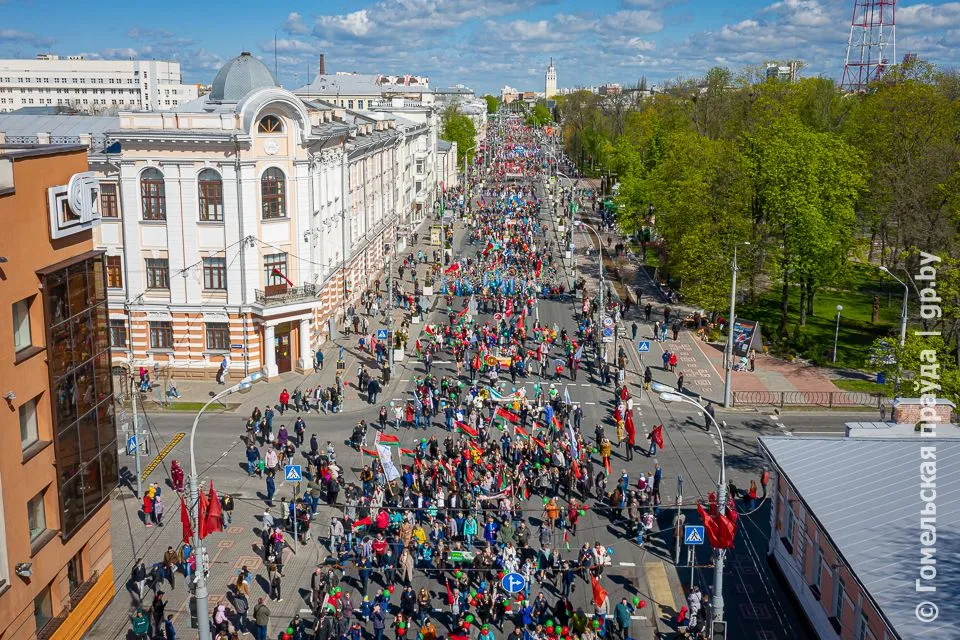  В торжественном шествии по улице Советской приняли участие более 15 тысяч человек